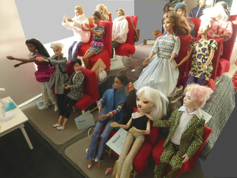 Audience of very enthusiastic dolls applauding